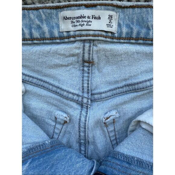 Abercrombie & Fitch 26 / 2 Short Ultra High Rise 90s Straight Jean - Light Wash - Picture 4 of 9
